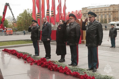 Возложение венков и цветов к Могиле Неизвестного Солдата на 8 мая