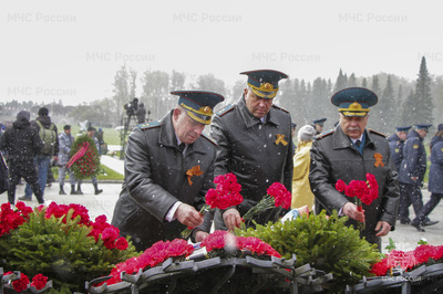 Возложение венков и цветов к Могиле Неизвестного Солдата на 8 мая