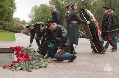 Возложение венков и цветов к Могиле Неизвестного Солдата на 8 мая