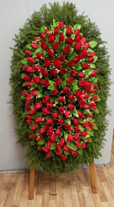 Венок комбинированный на похороны из живой ели и искусственных цветов 160 см.